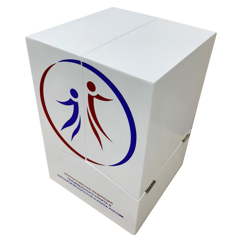 Белая коробка с распашной конструкцией