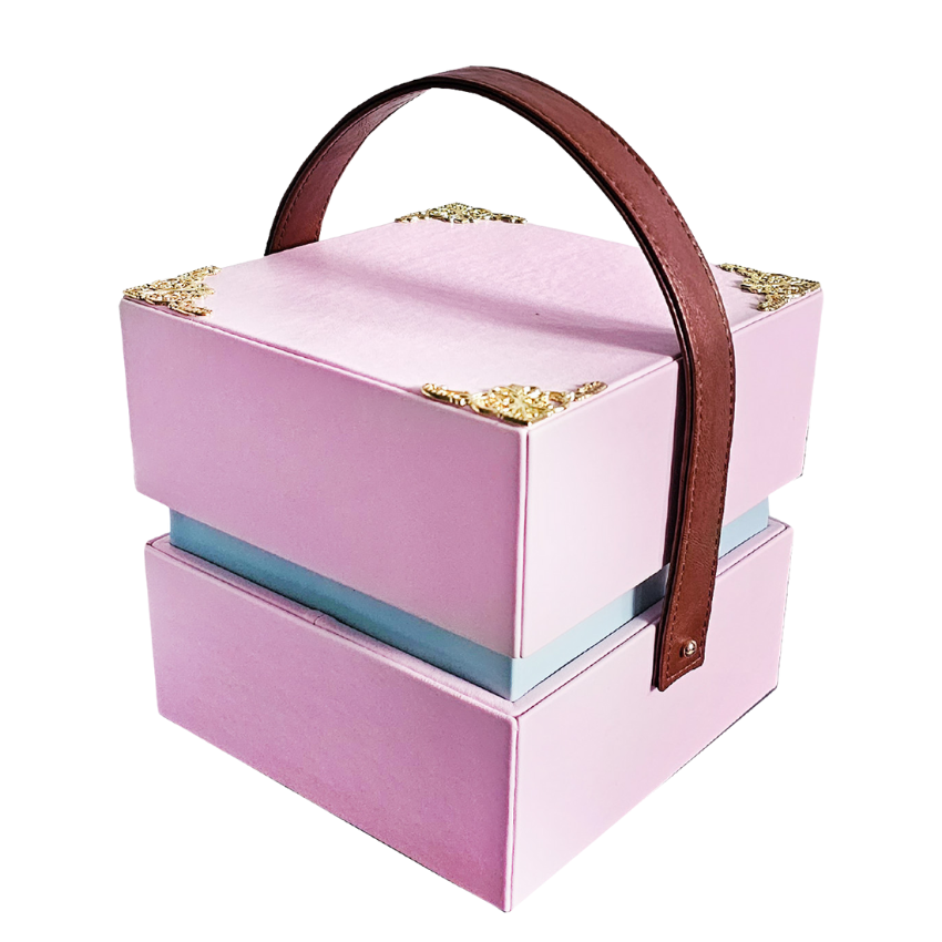 Коробка с ручкой и декоративными уголками